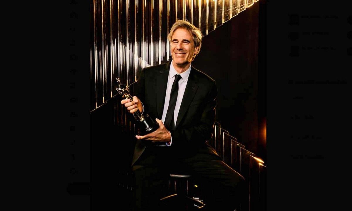 O diretor Walter Salles posa com a estatueta, após a premiação em Los Angeles -  (crédito: Matt Sayles/The Academy/Reprodução)