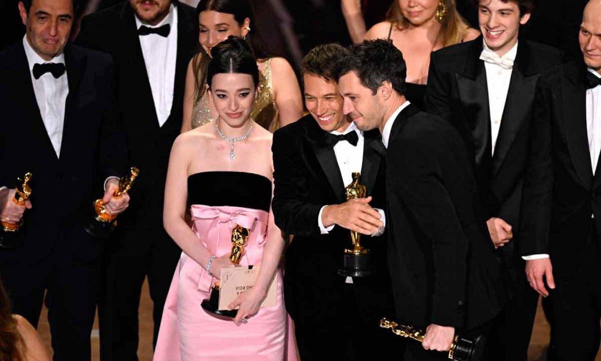 
Festa de &quot;Anora&quot; no Dolby Theatre: Mikey Madison com o Oscar de Melhor Atriz e Sean Baker, defensor do cinema independente, com a estatueta de Melhor Diretor -  (crédito: Patrick T. Fallon/AFP)