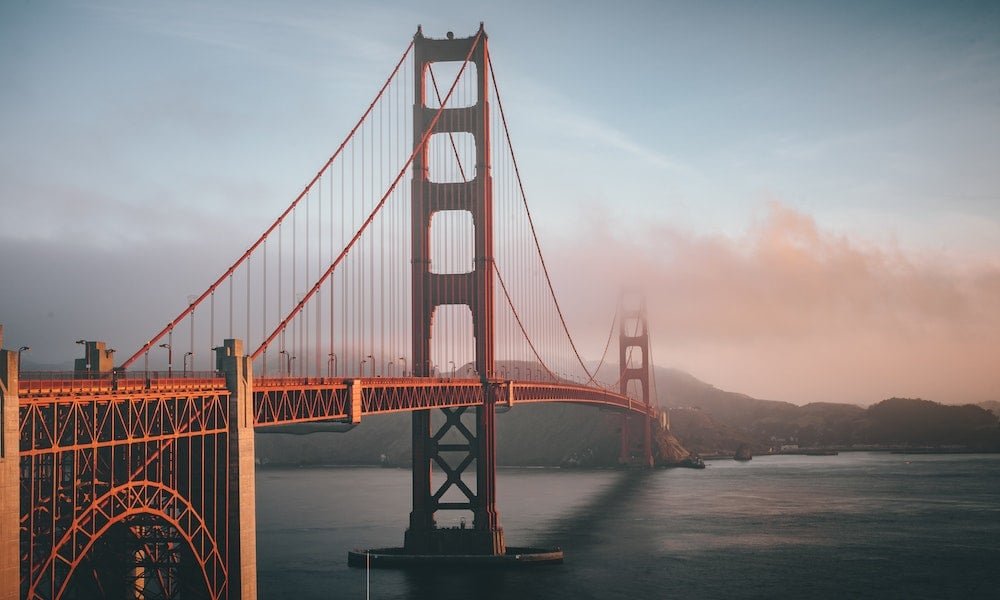 São Francisco (Califórnia) – 805.235 habitantes. Famosa por sua icônica ponte Golden Gate, São Francisco oferece atrações como o Fisherman's Wharf, Alcatraz e o bairro de Chinatown. Os bondes históricos e as colinas íngremes proporcionam vistas deslumbrantes e experiências únicas.