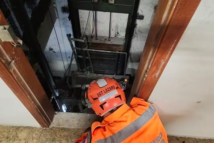 Aldemir Rodrigues de Souza trabalhava na casa de máquinas quando o elevador despencou do 17º andar, fazendo com que o homem caísse no fosso. Ele morreu na hora.
