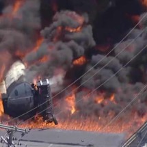 Carreta pega fogo e interdita Via Dutra, no Rio de Janeiro