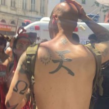 Estrangeiro com tatuagens nazistas é agredido durante bloco de carnaval - Reprodução/Redes Sociais