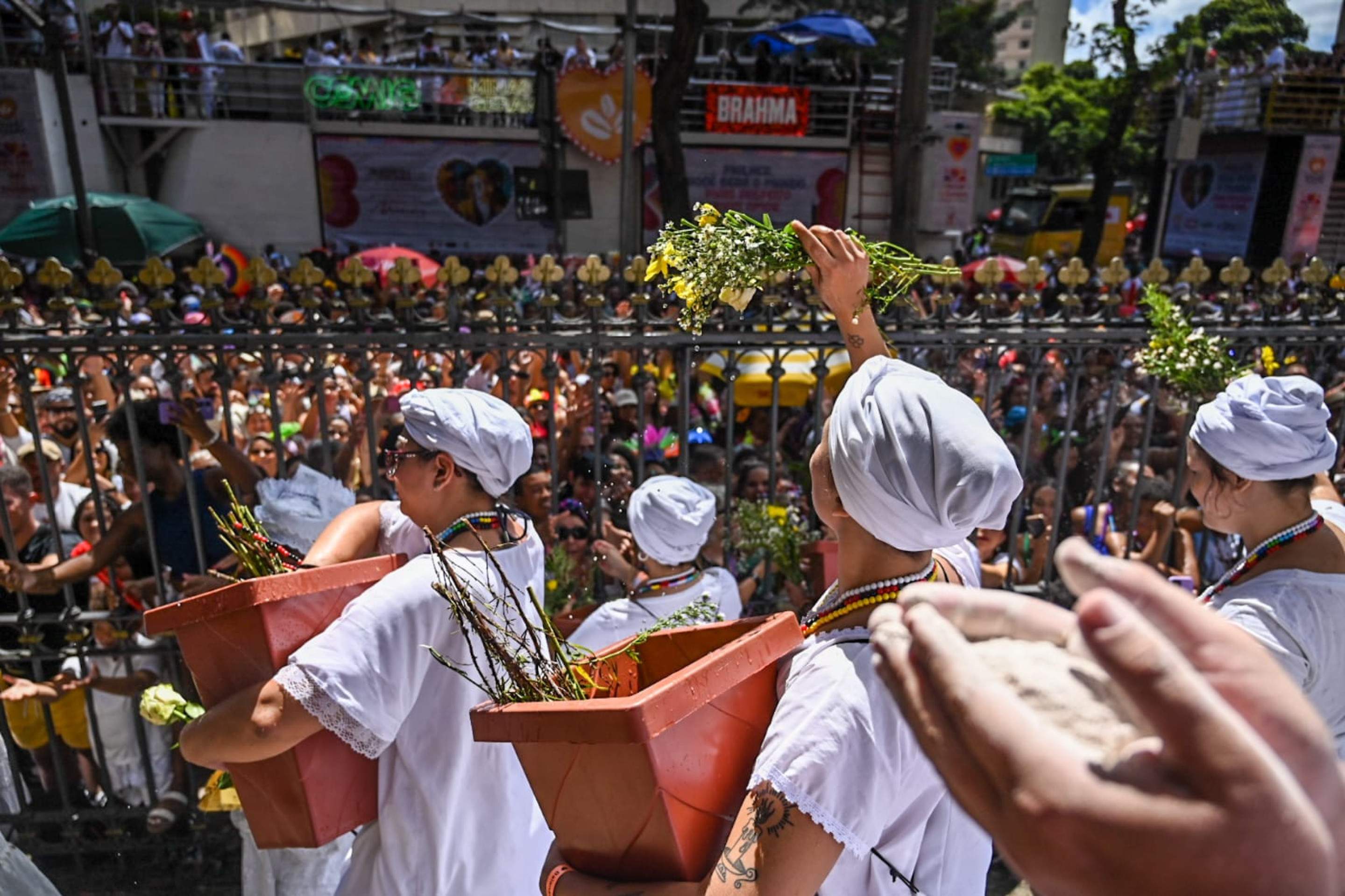 União entre fé e folia durante a lavagem da Igreja São José