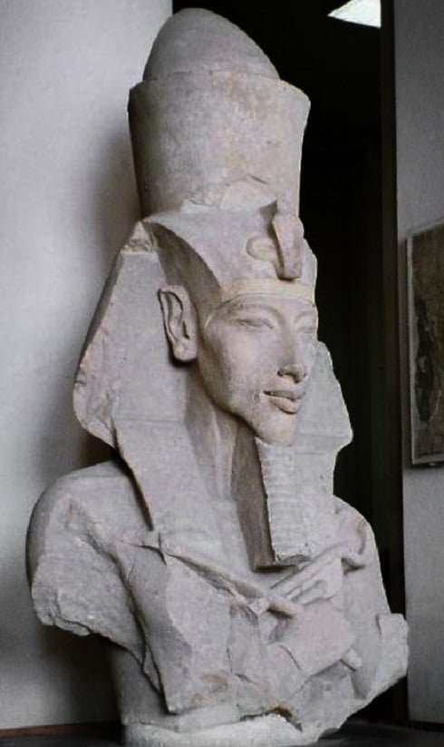 Embora a maioria dos registros sobre ela tenha desaparecido, acredita-se que Nefertiti tenha sido uma governante influente, possivelmente atuando como co-regente apÃ³s a morte de seu marido, o faraÃ³ Akhenaton.
