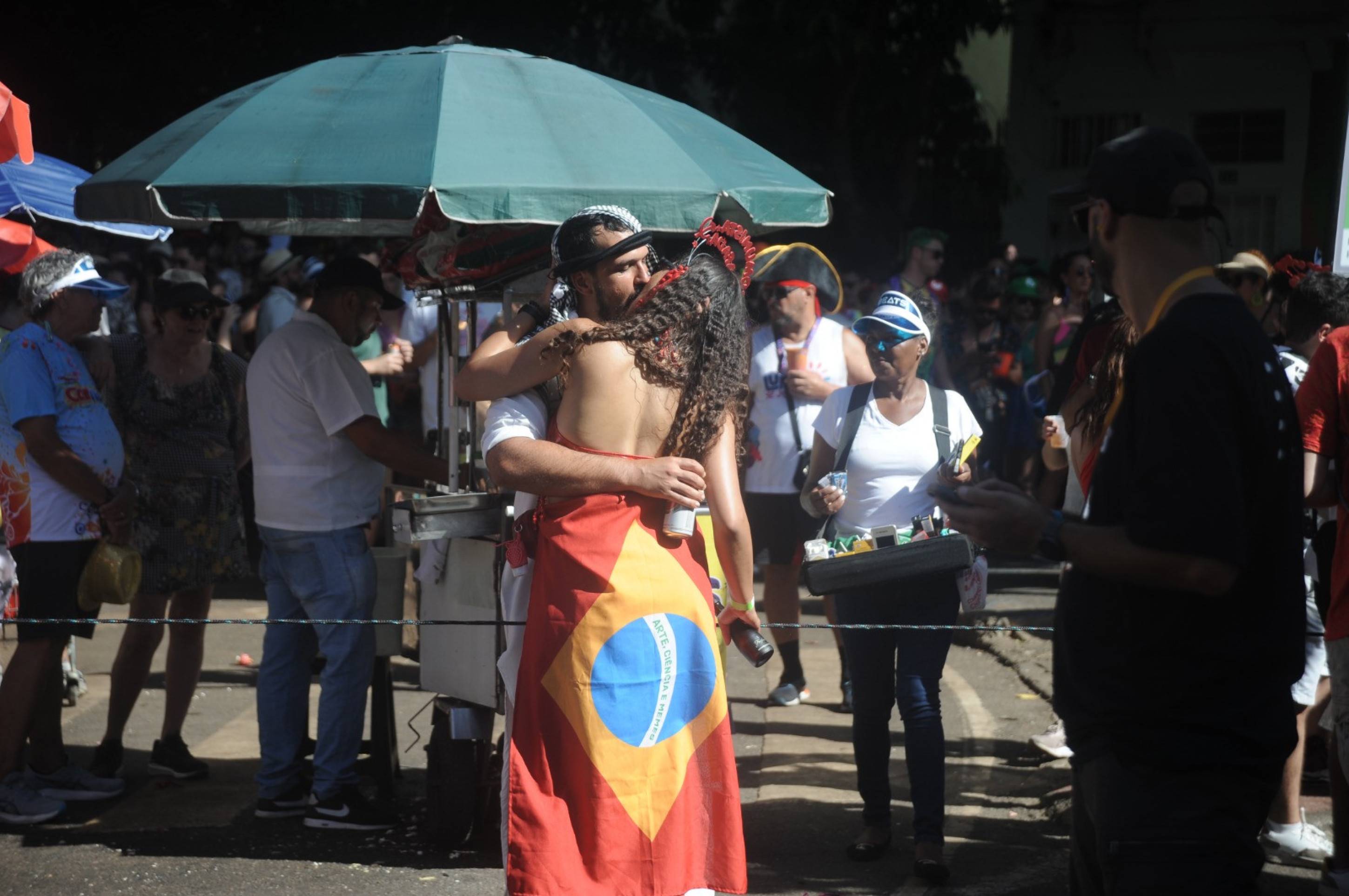 Mulher enrolada em bandeira com o lema 