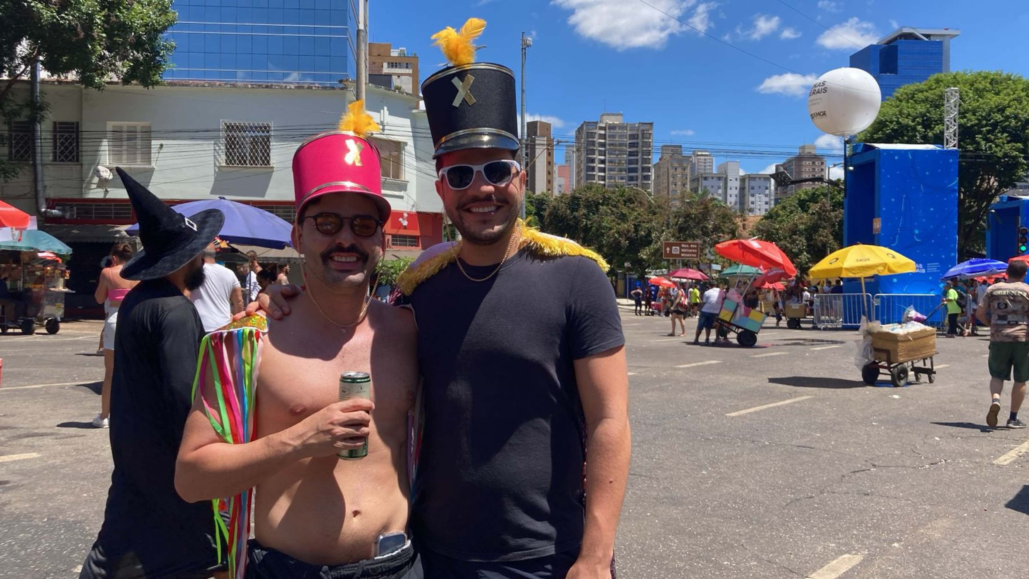 Amigos se vestem de paquitas em bloco do Alcova Libertina