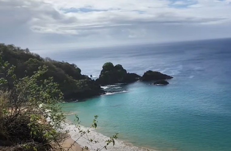 O local é reconhecido mundialmente pelas belezas naturais, atraindo turistas de diversos países. 