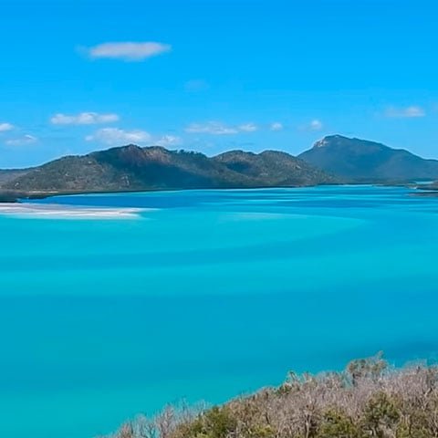 Em meio às águas cristalinas da Baía Turquesa, há uma grande biodiversidade. Em um mergulho com snorkel, é possível ver corais arco-íris, tartarugas e mais de 500 espécies de peixes. A poucos metros também está o recife de Ningaloo, Patrimônio Mundial que tem a maior concentração de tubarões-baleia do planeta.