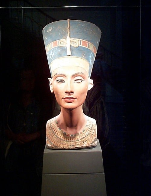 Seu rosto simétrico, maçãs do rosto proeminentes e olhos delicadamente delineados transmitem uma aparência de juventude e perfeição. A coroa azul que ela usa, símbolo da realeza, era um elemento comum na arte egípcia.