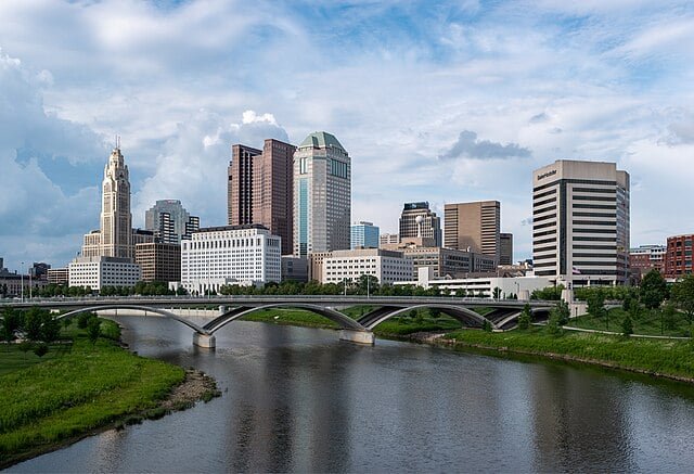 Columbus (Ohio) – 787.033 habitantes. Capital de Ohio, Columbus abriga a Universidade Estadual de Ohio e o animado bairro de Short North, conhecido por suas galerias de arte e vida noturna. O Jardim Botânico Franklin Park e o Museu de Arte de Columbus são atrações culturais de destaque.
