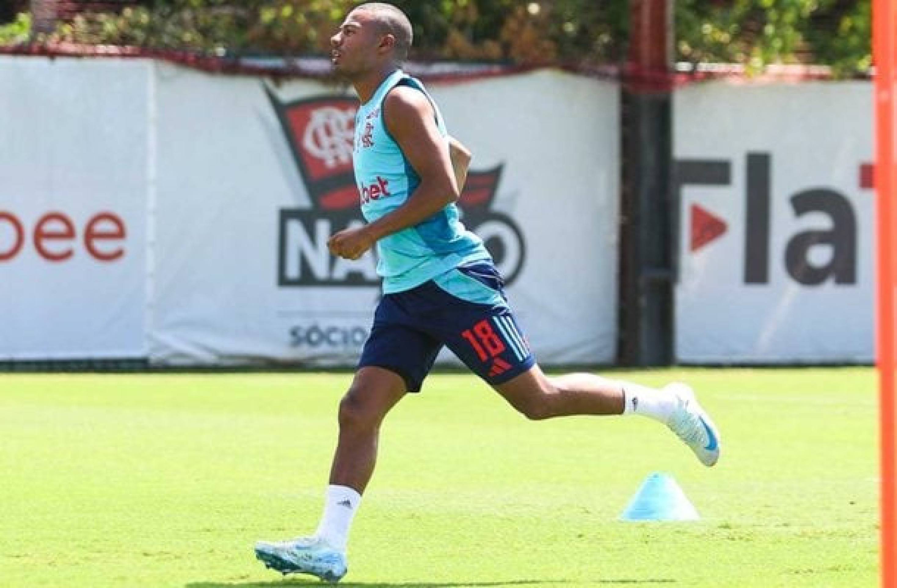 De la Cruz recebe cuidado especial no Flamengo
