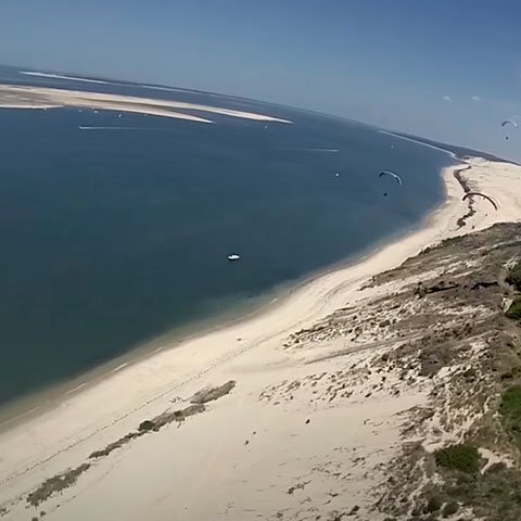 É a duna mais alta da Europa, a uma hora de carro da cidade de Bordeaux. A areia é muito fina e as 