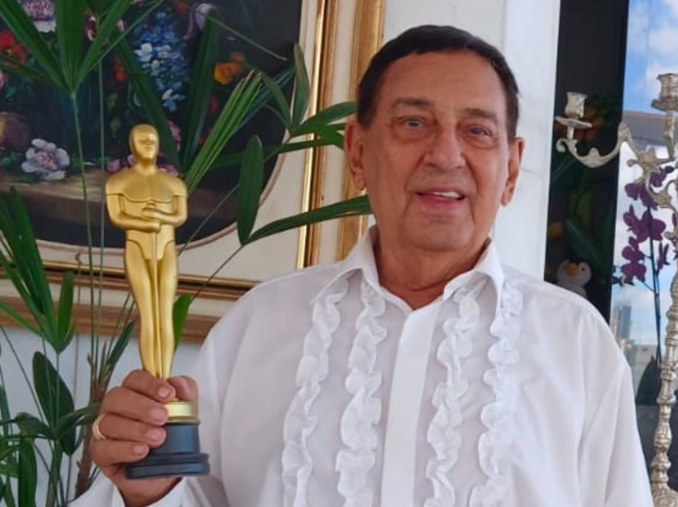 Franklin Bethônico segura o Oscar