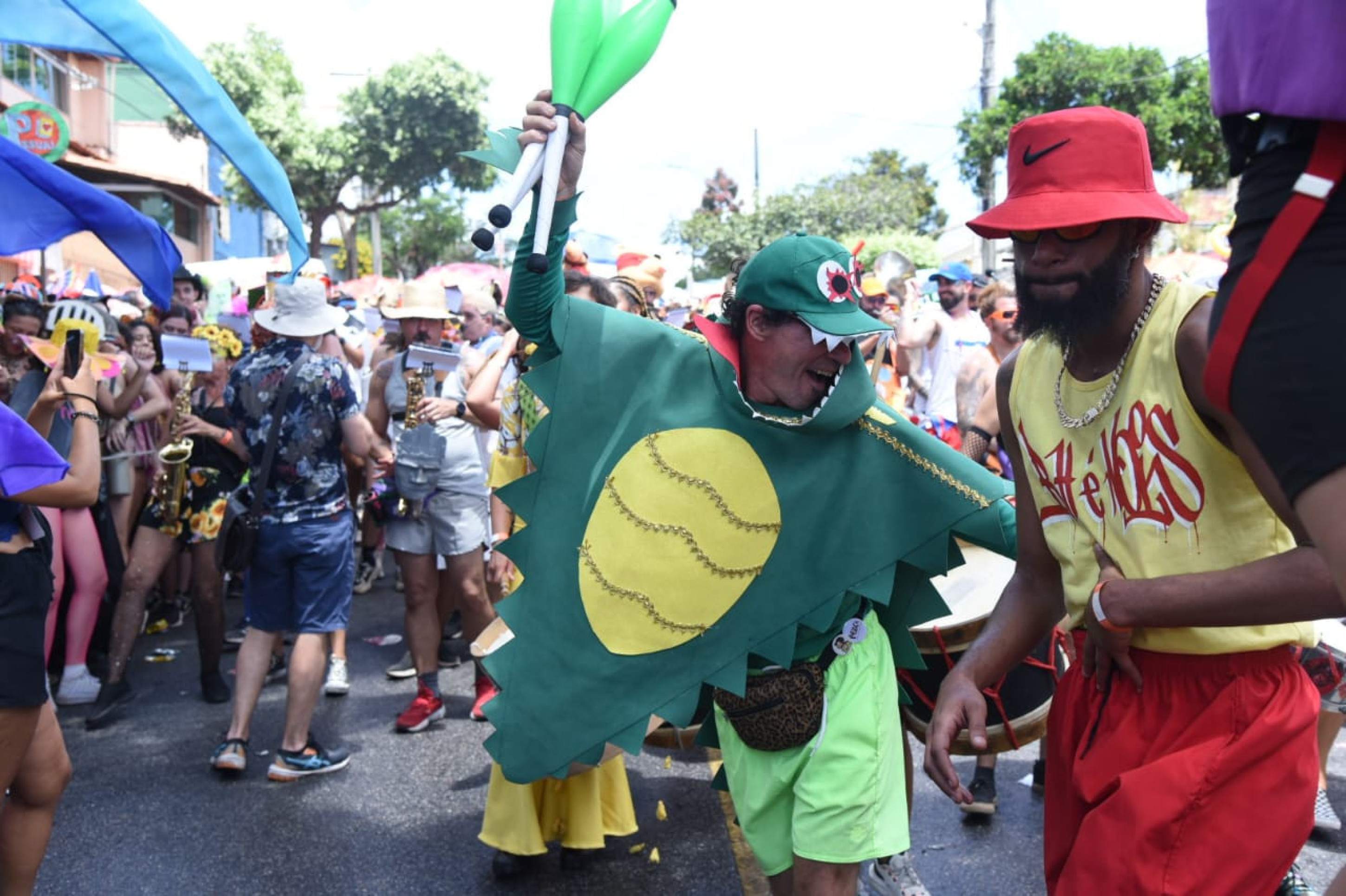 Com homenagem a Belo Horizonte, folião trouxe para cortejo do Estagiário Brass Band um símbolo da capital mineira: o jacaré da Pampulha