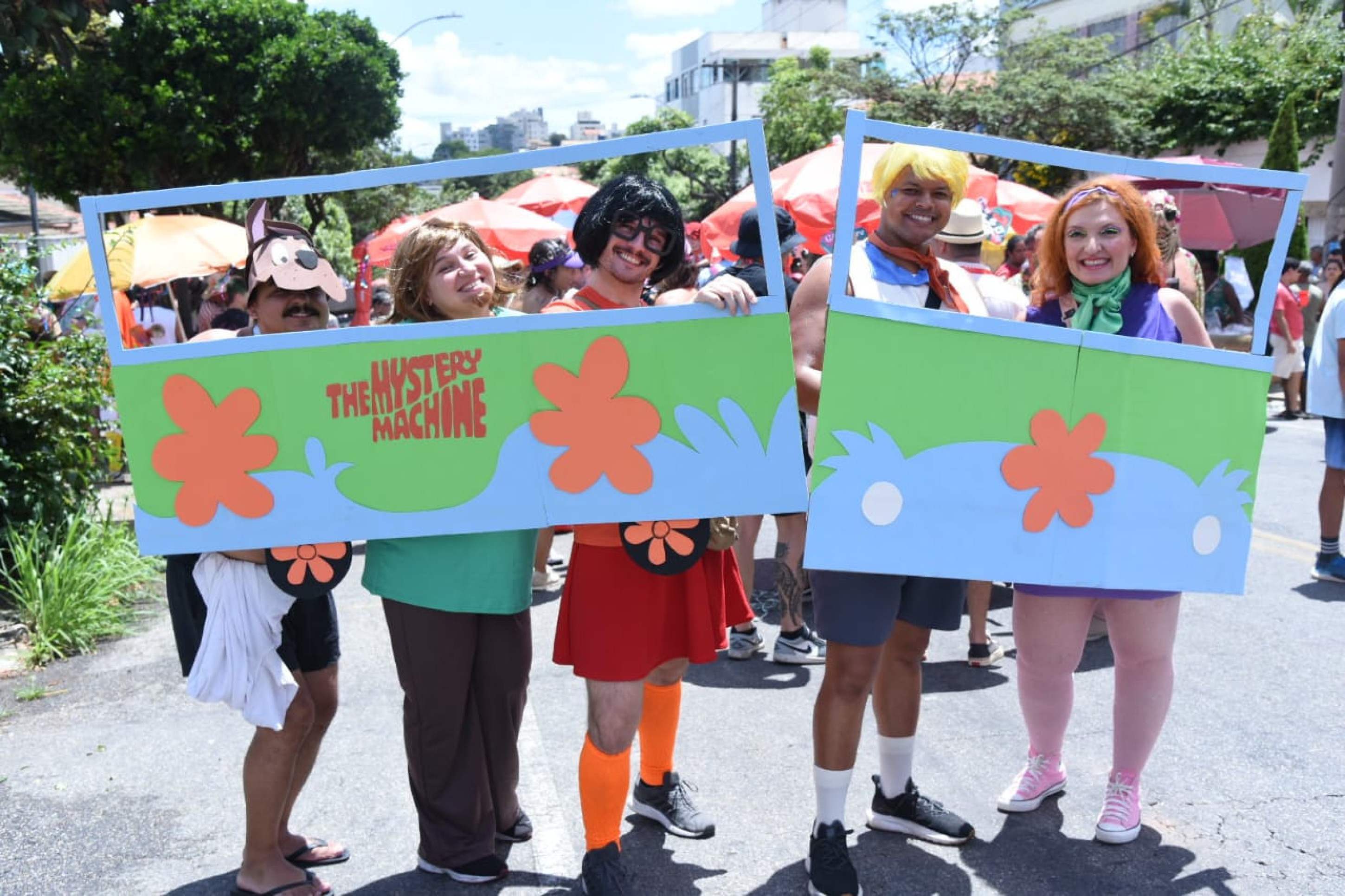 A Máquina do Mistério, Scooby-Doo, Salsicha, Daphne, Velma e Fred acompanharam o desfile do Bloco Estagiário Brass Band