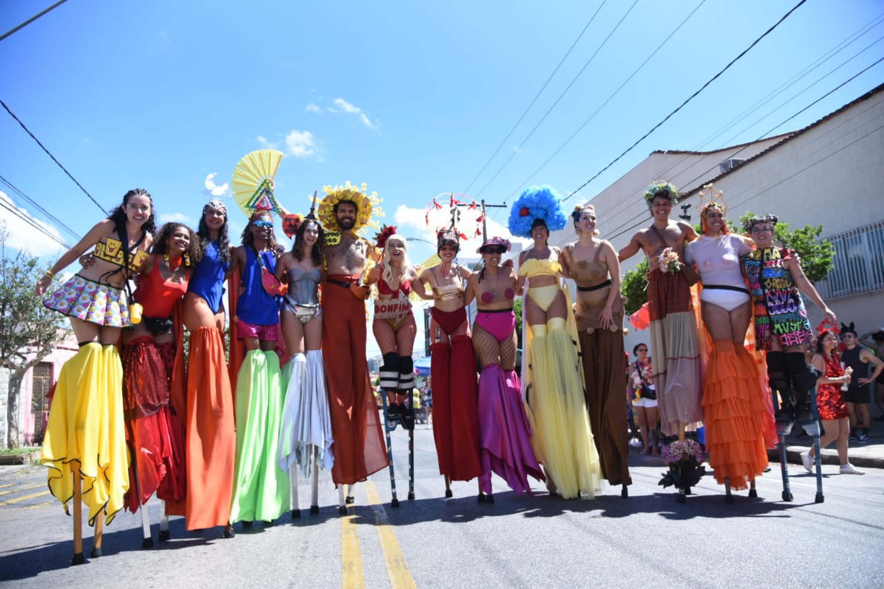 Bloco Estagiário Brass Band, que desfilou pelas ruas do Santa Inês, contou com a presença de foliões em pernas de pau