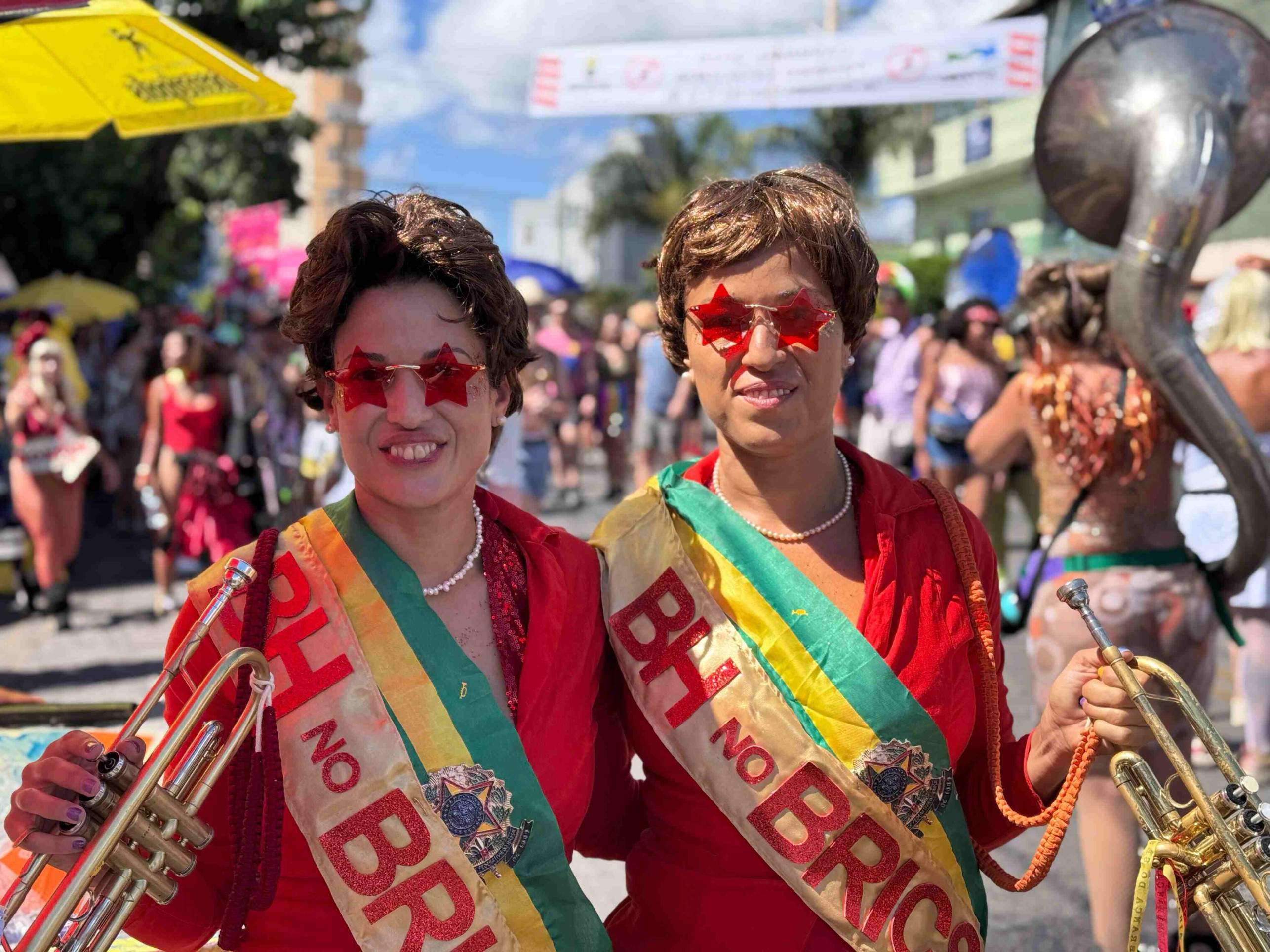 Músicos fantasiados da ex-presidente Dilma Rousseff com faixa pedindo a inclusão de BH no BRICS