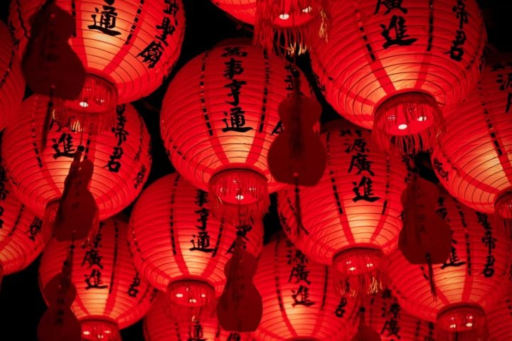 O idioma oficial é o chinês mandarim, mas dialetos locais e outras línguas minoritárias também são falados. As religiões predominantes são o budismo, o taoísmo e o cristianismo, entre outras crenças.