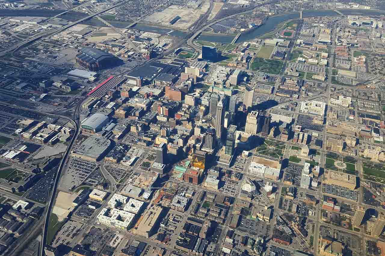 Indianápolis (Indiana) – 820.445 habitantes. Conhecida por sediar a famosa corrida Indianapolis 500, Indianápolis também abriga o Museu das Crianças de Indianápolis, o maior do mundo em seu gênero. O Canal Walk oferece trilhas para caminhada e vistas pitorescas do centro da cidade.