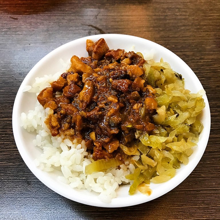 A culinária taiwanesa é uma mistura deliciosa dessas influências, com pratos como o famoso 