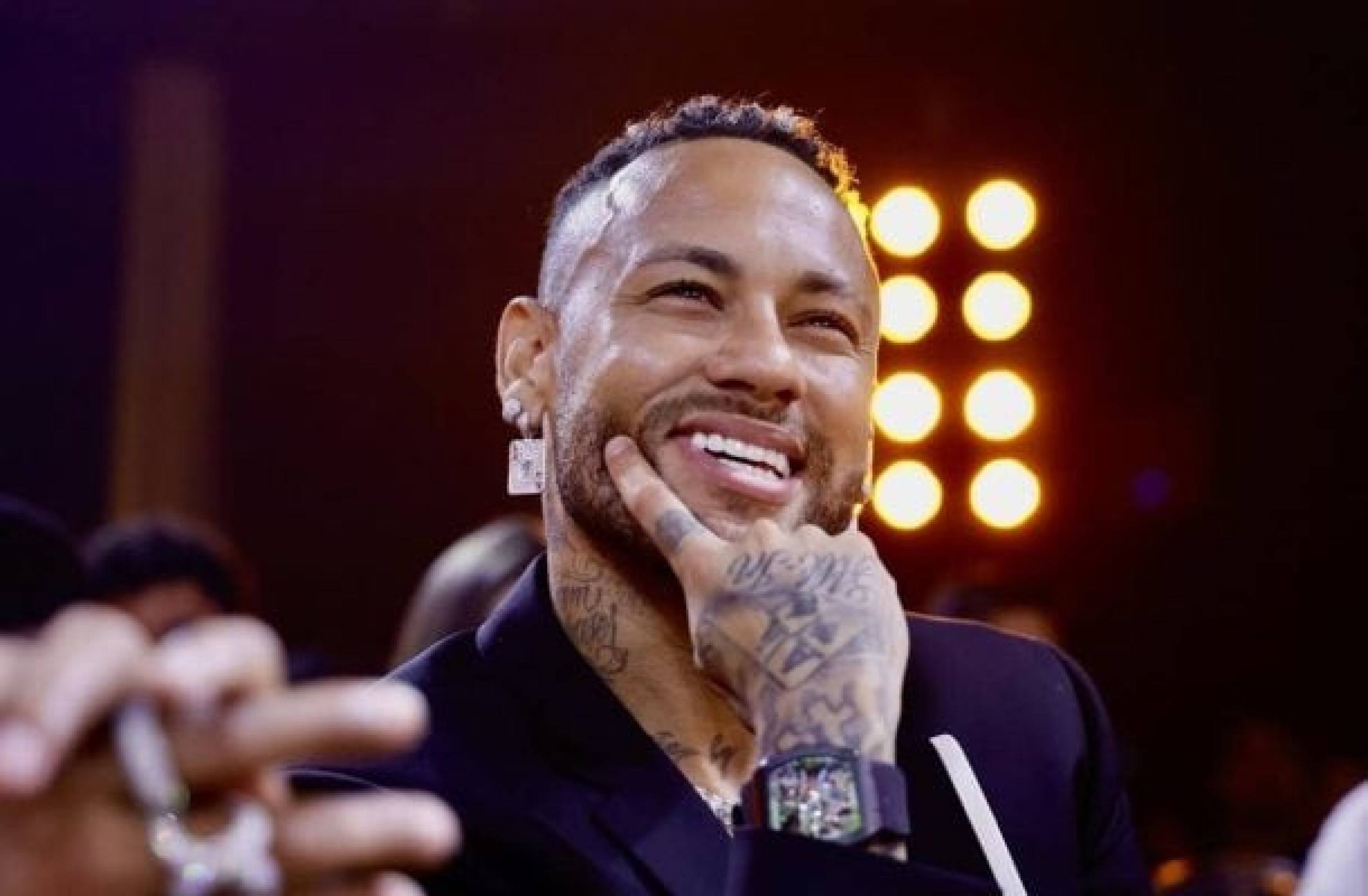Neymar mostra como curtiu noite de carnaval em Santos