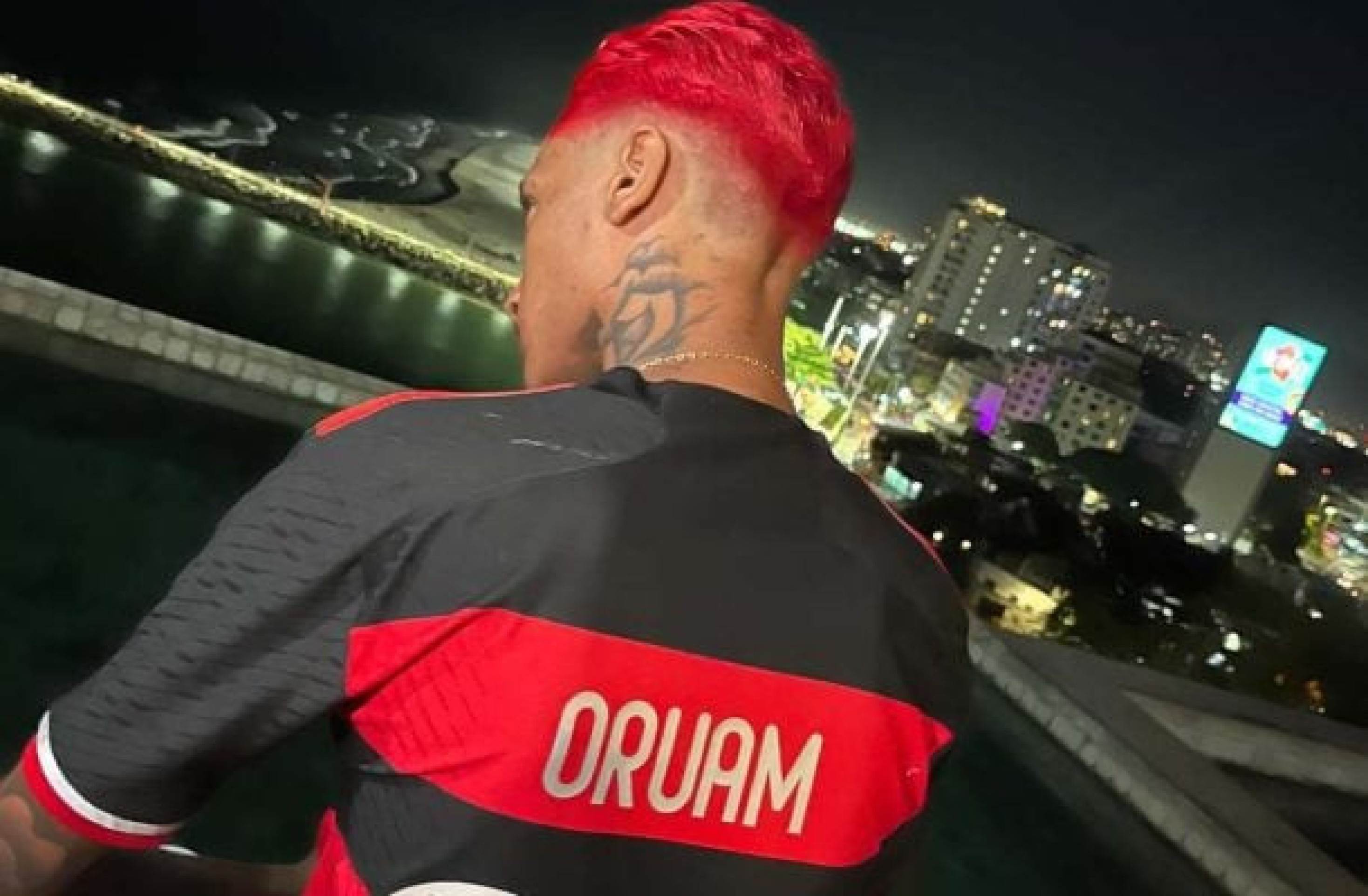Vestido de Flamengo, Oruam celebra aniversário com homenagens a Neymar