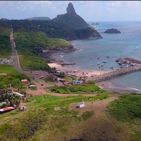 A Praia do Sancho é uma das melhores atrações do arquipélago de Fernando de Noronha. Fica localizada em meio a paredões e seu acesso é pelo mar ou por uma escadaria criada no meio da fenda de uma pedra.