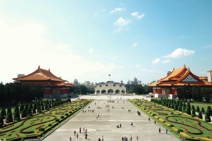 Apesar do cenário promissor, Taiwan enfrenta desafios como a tensão com a China continental, que gera risco de escalada militar, a dependência da economia global e das cadeias de suprimentos, o envelhecimento da população e a necessidade de reformas sociais.