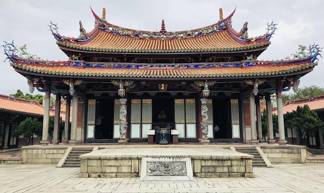 Outro local imperdível é o Templo Confucius. Fundado em 1879, honra o filósofo Confúcio e seus ensinamentos. Sua arquitetura simples reflete os valores de aprendizado e moralidade. É um importante centro cultural.
