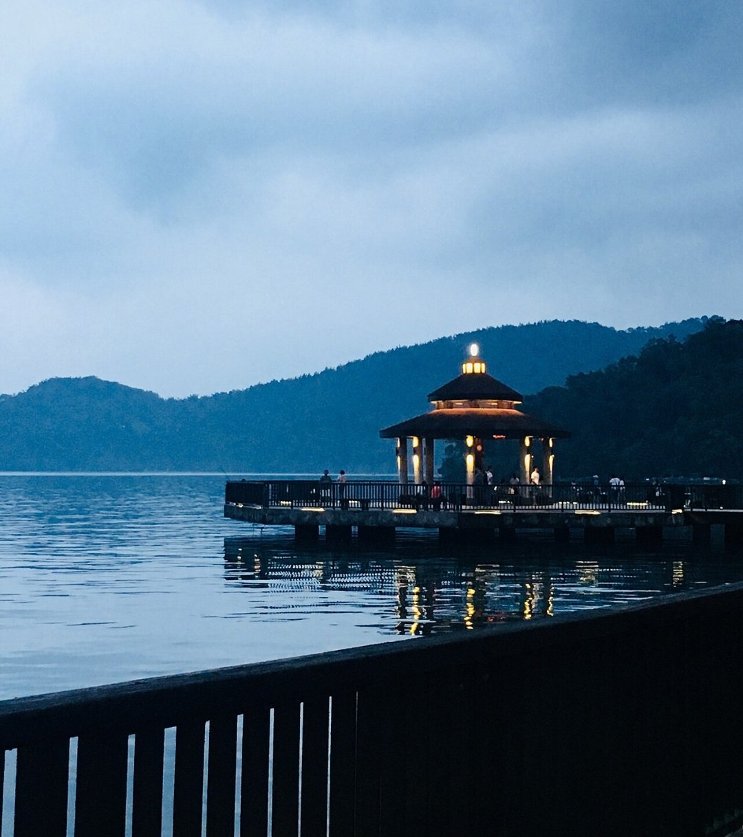 O Lago Sun Moon( Sol Lua , na tradução) é outro local importante. É o maior lago de Taiwan e famoso destino turístico no país  Tem grande importância cultural, sendo sagrado para o povo indígena Thao. Além de sua beleza natural, abriga templos históricos e é palco de festivais tradicionais.
