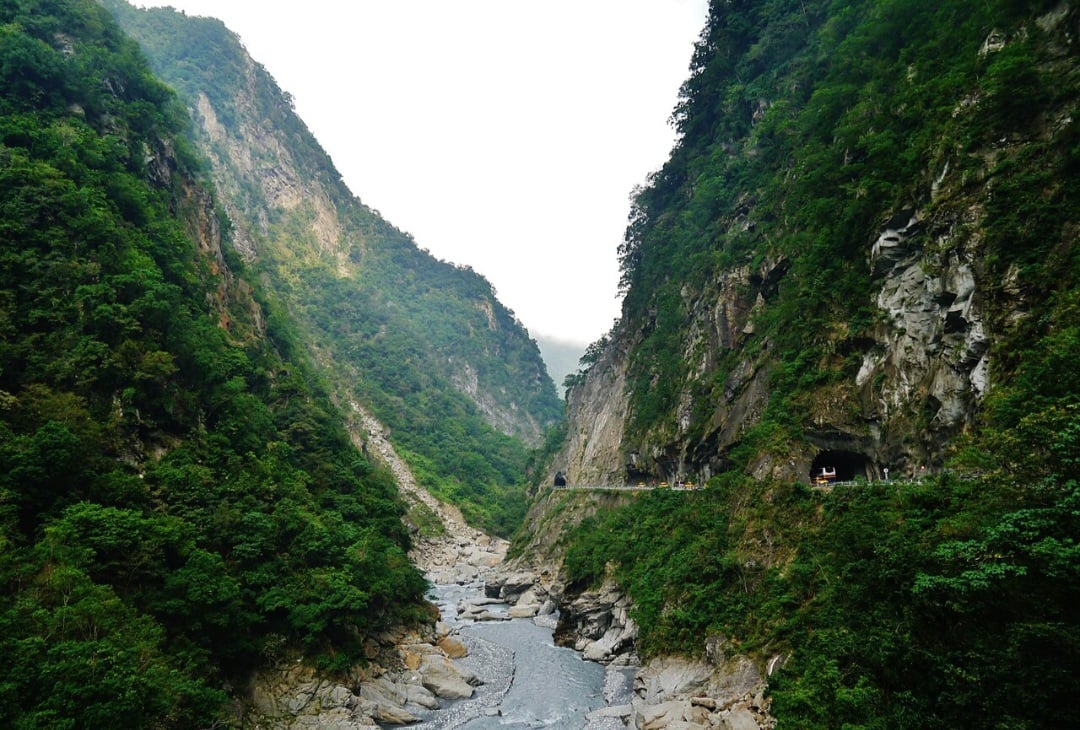 Para os turistas, Taiwan oferece paisagens naturais deslumbrantes, como o Parque Nacional Taroko. Famoso por impressionantes gargantas de mármore e paisagens montanhosas, é um destino ecológico e cultural, com trilhas, templos e a rica biodiversidade. O parque também preserva a herança do povo indígena Truku.


