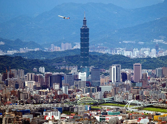 A capital de Taiwan é Taipé, é um centro político e cultural com mercados movimentados, museus renomados e o icônico edifício Taipei 101.