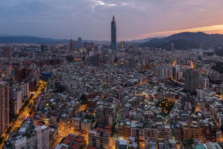 A rica cultura taiwanesa é uma mistura de influências chinesas, japonesas e indígenas, com uma população de 23,5 milhões de habitantes que desfruta de um alto índice de desenvolvimento humano (IDH). 
