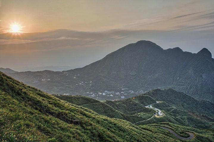 Além disso, Taiwan também é conhecida por suas impressionantes paisagens naturais, que variam de montanhas cobertas de florestas a praias tropicais deslumbrantes. 