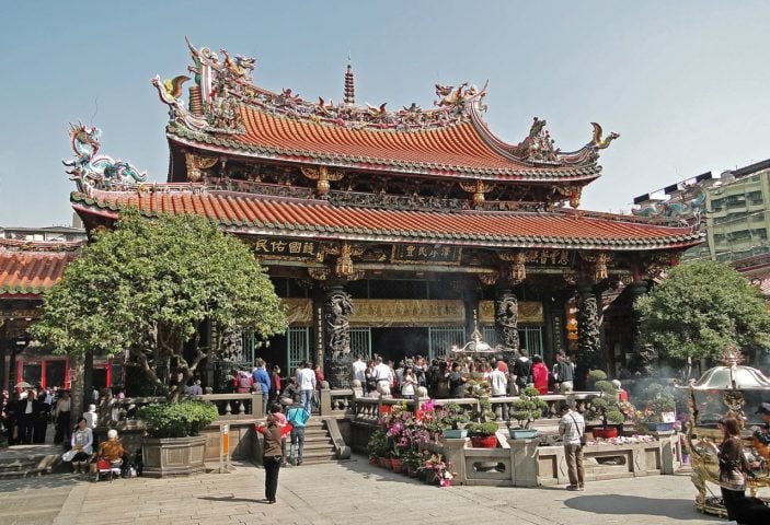 O país tem templos tradicionais, como o Longshan. Fundado em 1738, é um centro espiritual e cultural, abrigando divindades do budismo, taoísmo e confucionismo. Além da arquitetura impressionante, é símbolo de resistência e fé. Foi reconstruído várias vezes após desastres naturais e guerras.

