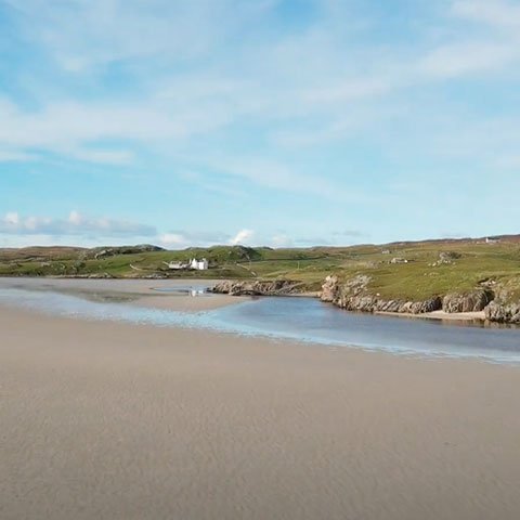 Para quem quer sossego e contato com a natureza, a praia de Uig Sands, 30 quilômetros a oeste de Stornoway, é o local ideal. Com raras pessoas no local, lá tem uma combinação de mata, mar e montanhas rochosas.