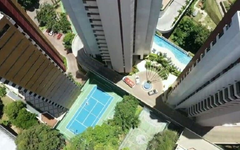 As vítimas, Manoel Francisco da Silva, de 54 anos, e Ariston de Jesus Santos, de 61, prestavam serviço para um cliente do prédio no momento em que o elevador despencou do 6º andar. 