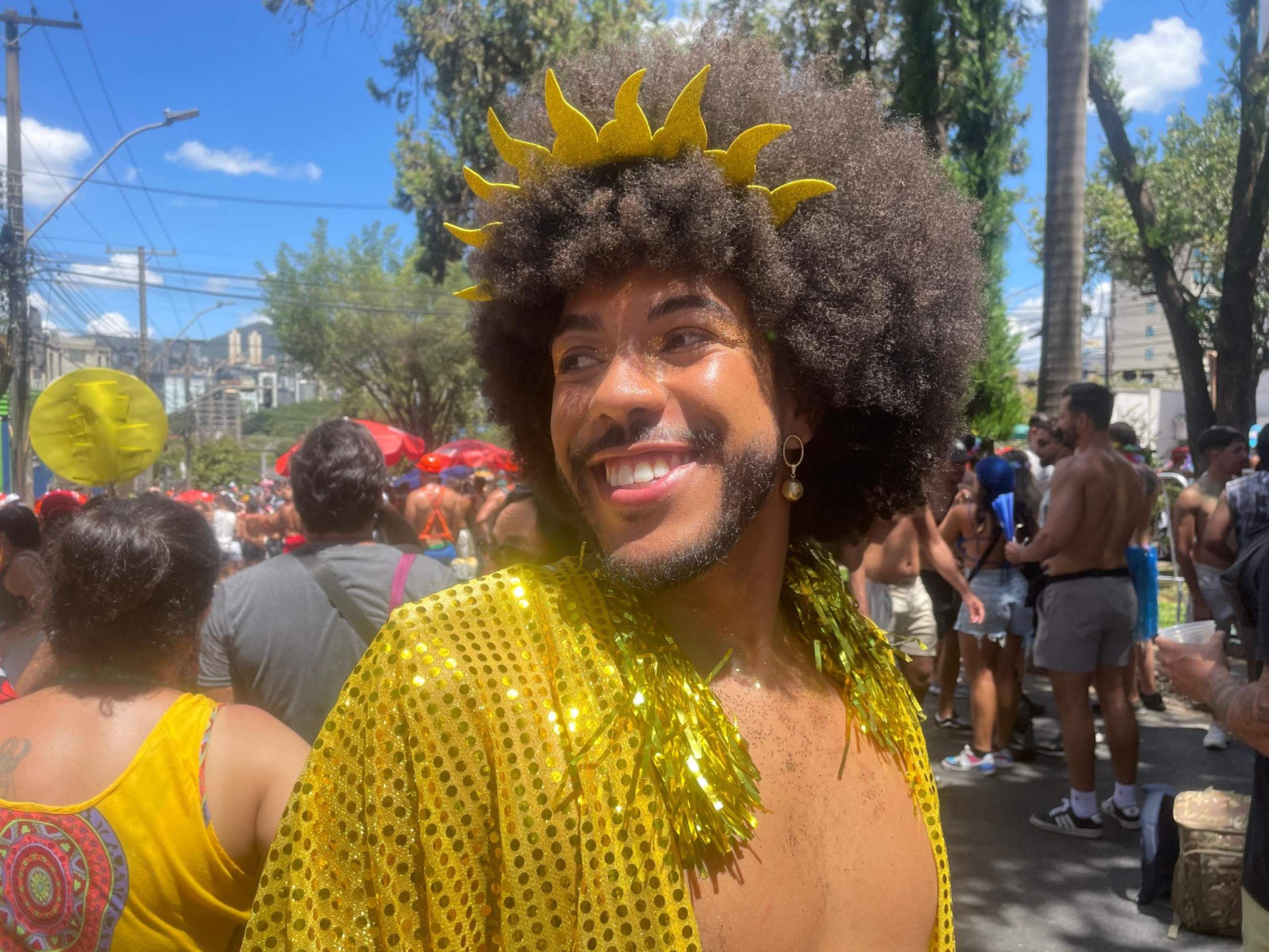 Pedro Laurino, de 28 anos, se refrescou, mas sem molhar o cabelo para não atrapalhar o black power Pedro Laurino, de 28 anos, se refrescou, mas sem molhar o cabelo para não atrapalhar o black power