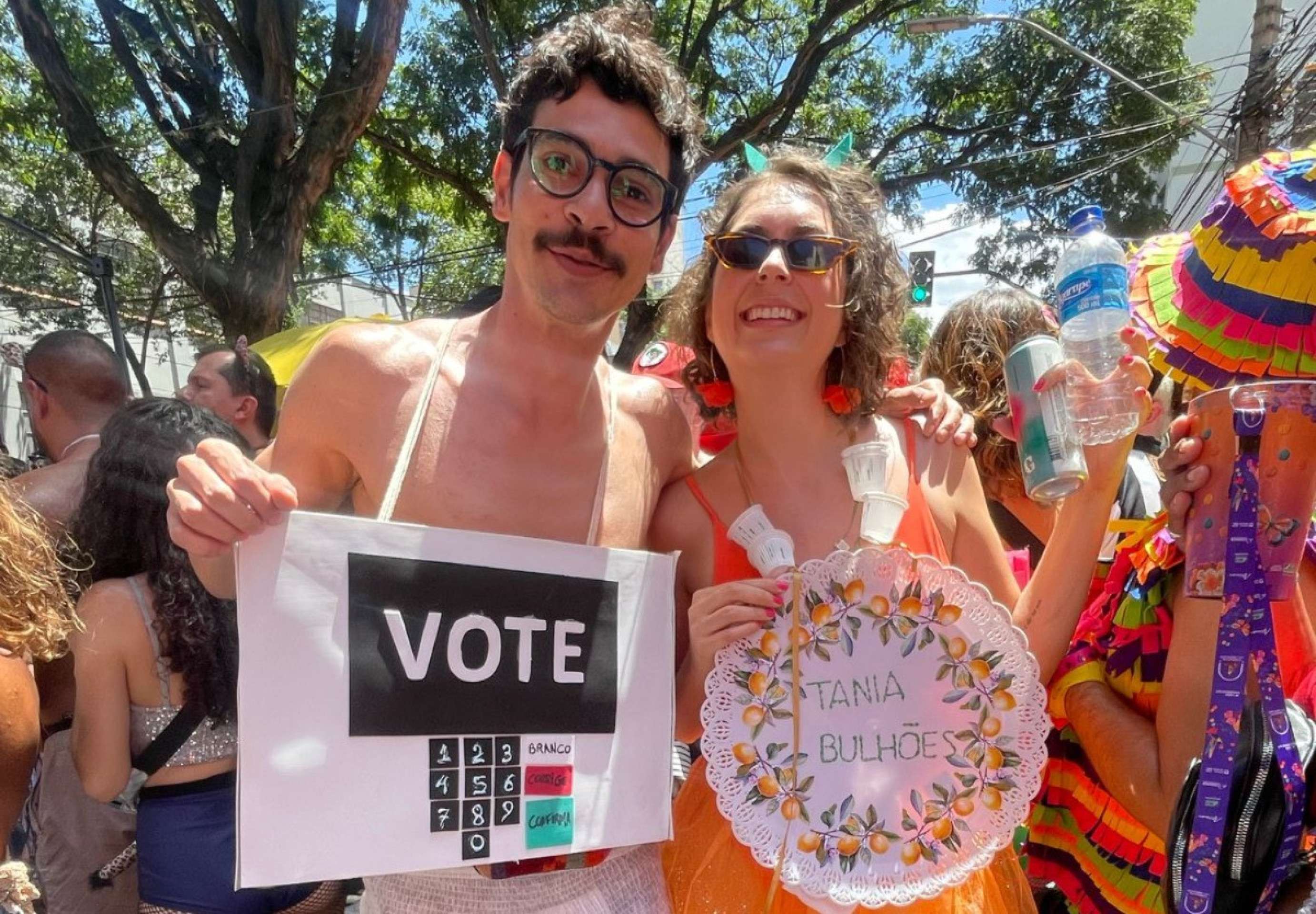 João Luiz Oliveira e Camila Gomes Faria fantasiados no bloco Unidos do Barro Preto João Luiz Oliveira e Camila Gomes Faria fantasiados no bloco Unidos do Barro Preto