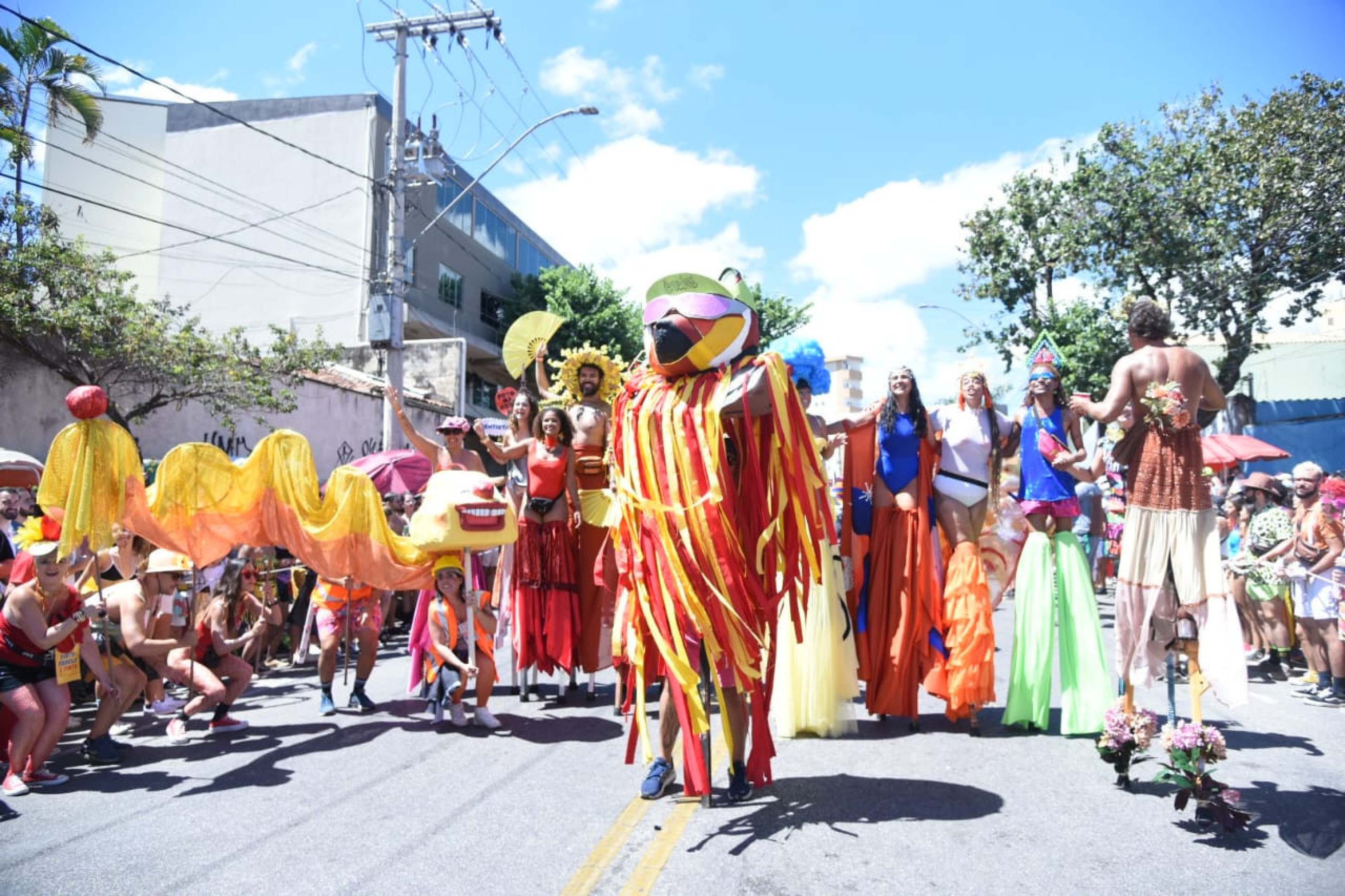 O desfile traz um espetáculo visual com mais de uma dezena de voluntários em pernas de pau, reforçando o tom circense da apresentação-Gladyston Rodrigues/EM/D.A