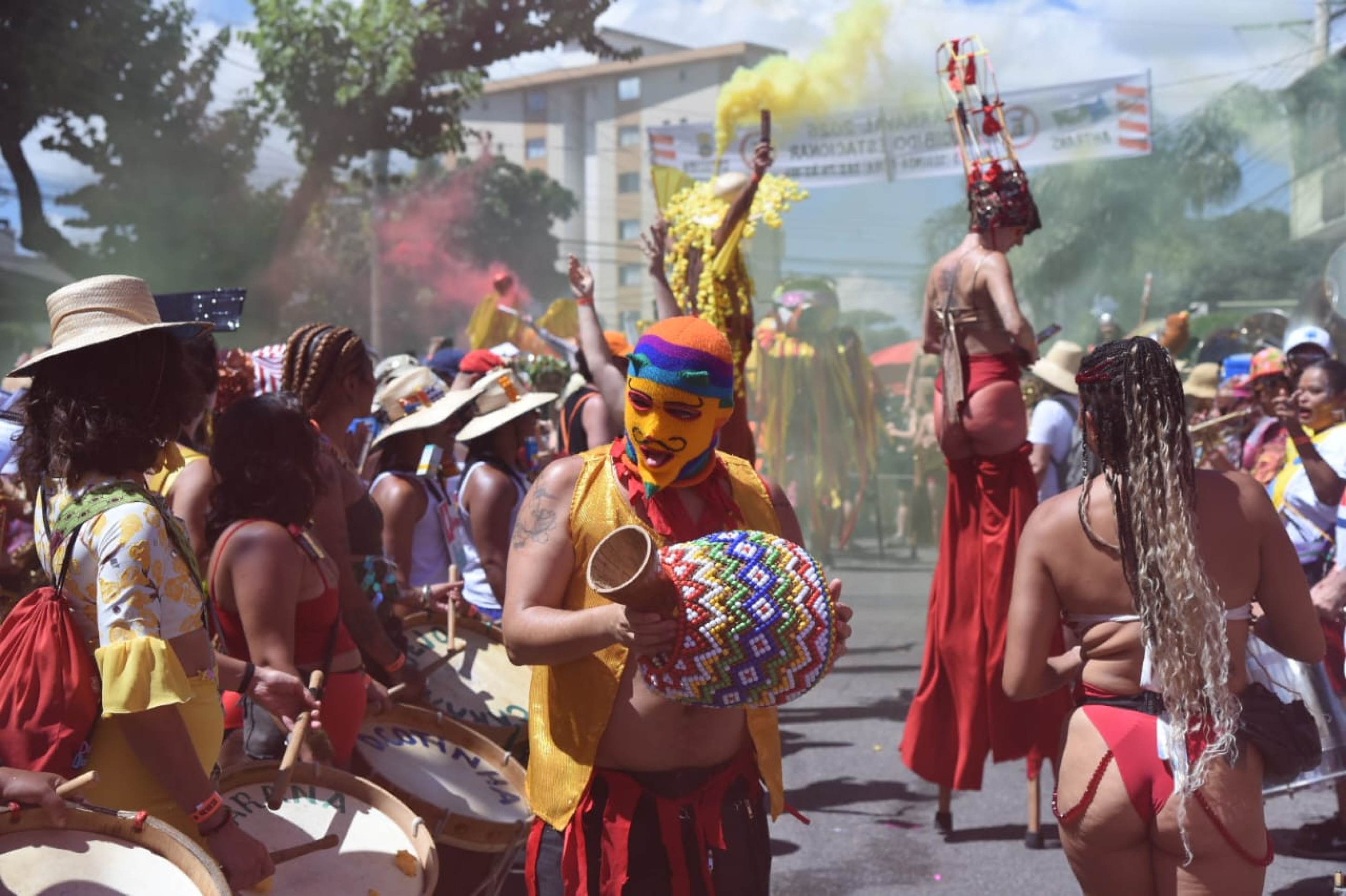 O desfile traz um espetáculo visual com mais de uma dezena de voluntários em pernas de pau, reforçando o tom circense da apresentação-Gladyston Rodrigues/EM/D.A