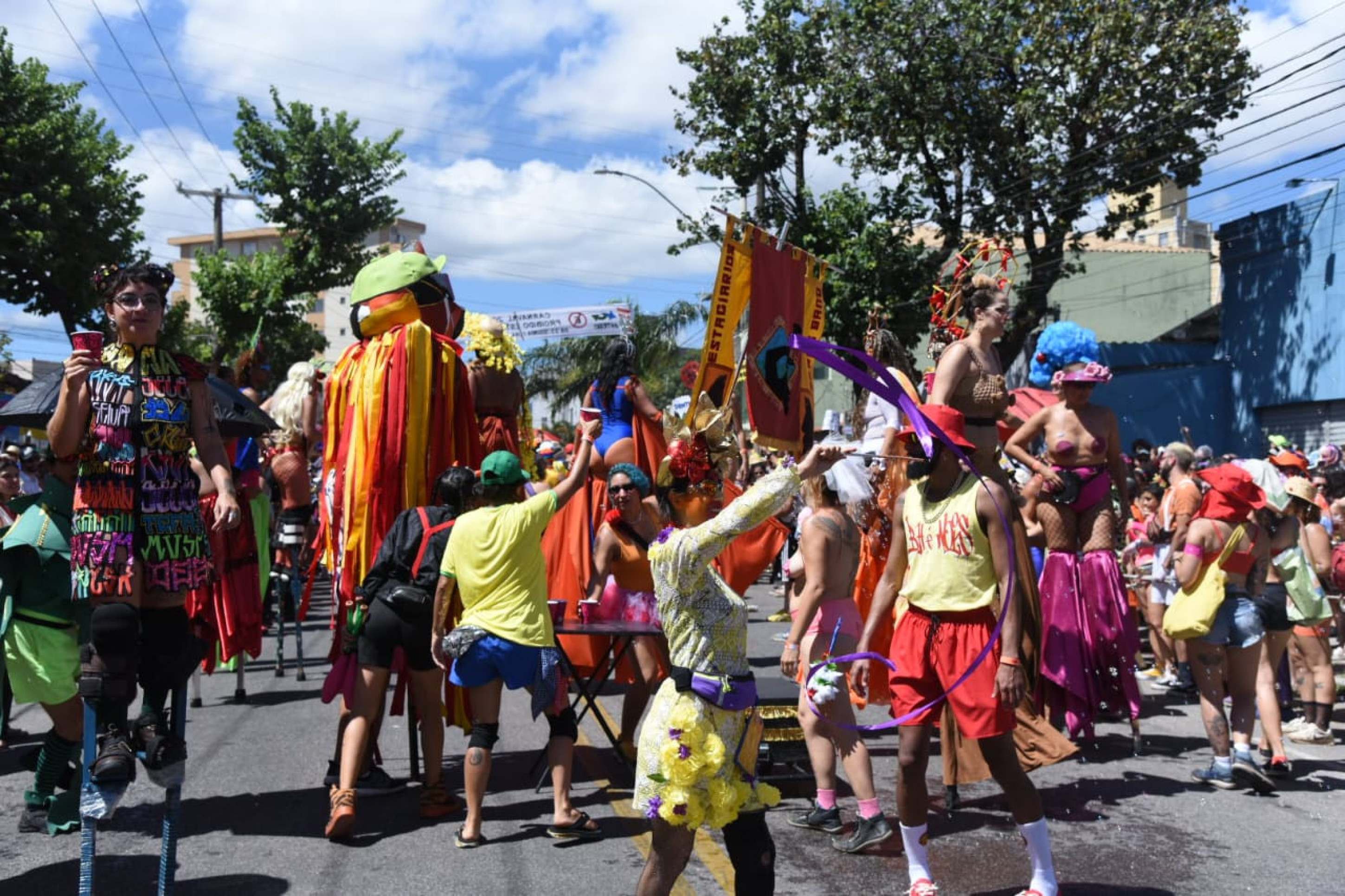 O desfile traz um espetáculo visual com mais de uma dezena de voluntários em pernas de pau, reforçando o tom circense da apresentação-Gladyston Rodrigues/EM/D.A