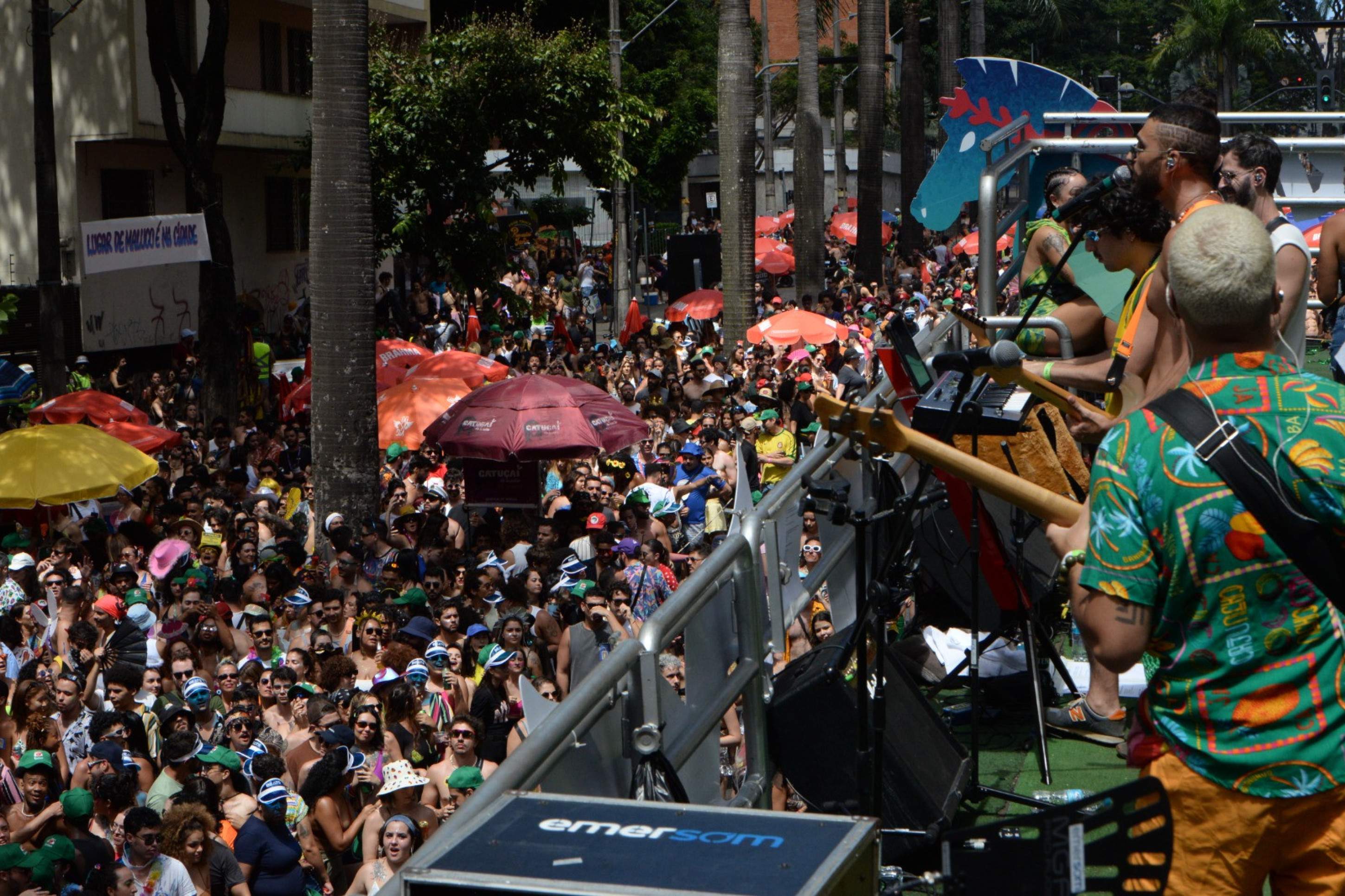 O cortejo contou com a participação da cantora Amandona e do bloco 