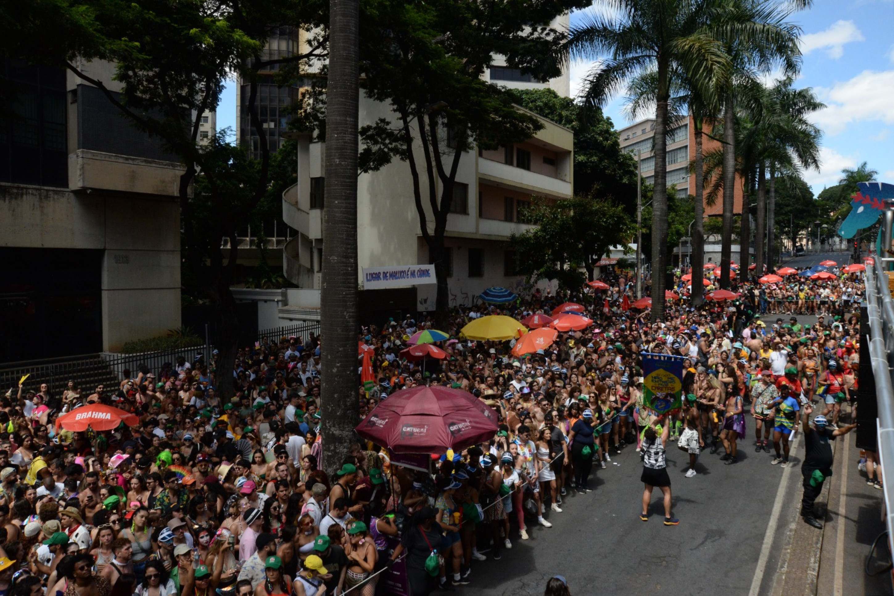 O cortejo contou com a participação da cantora Amandona e do bloco 