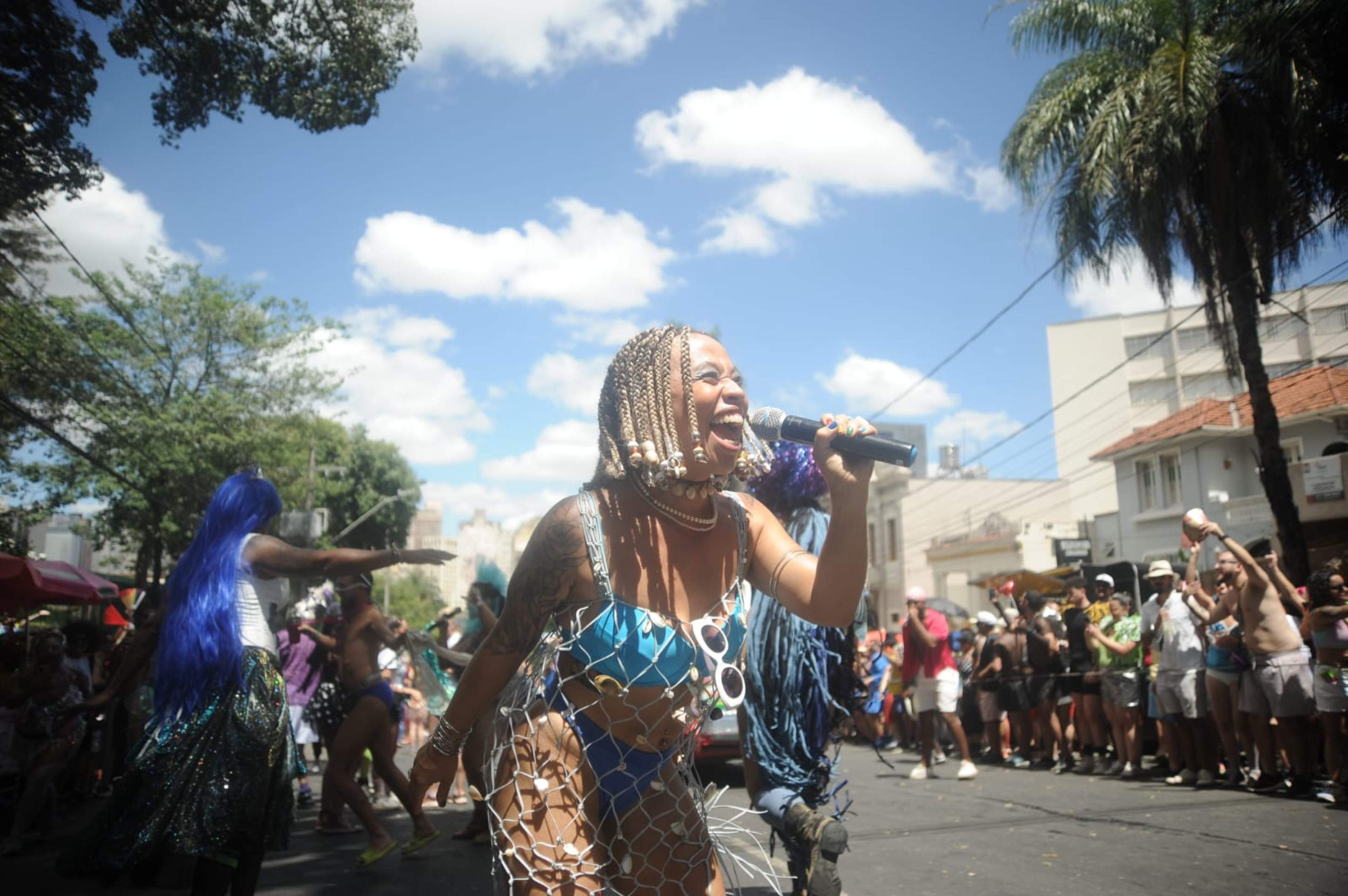 Ao som de muito axé, marchinhas e funk, o bloco desfilou pelas ruas do bairro da Região Centro-Sul e carregou uma multidão,-Alexandre Guzanshe/ E.M /D.A Press
