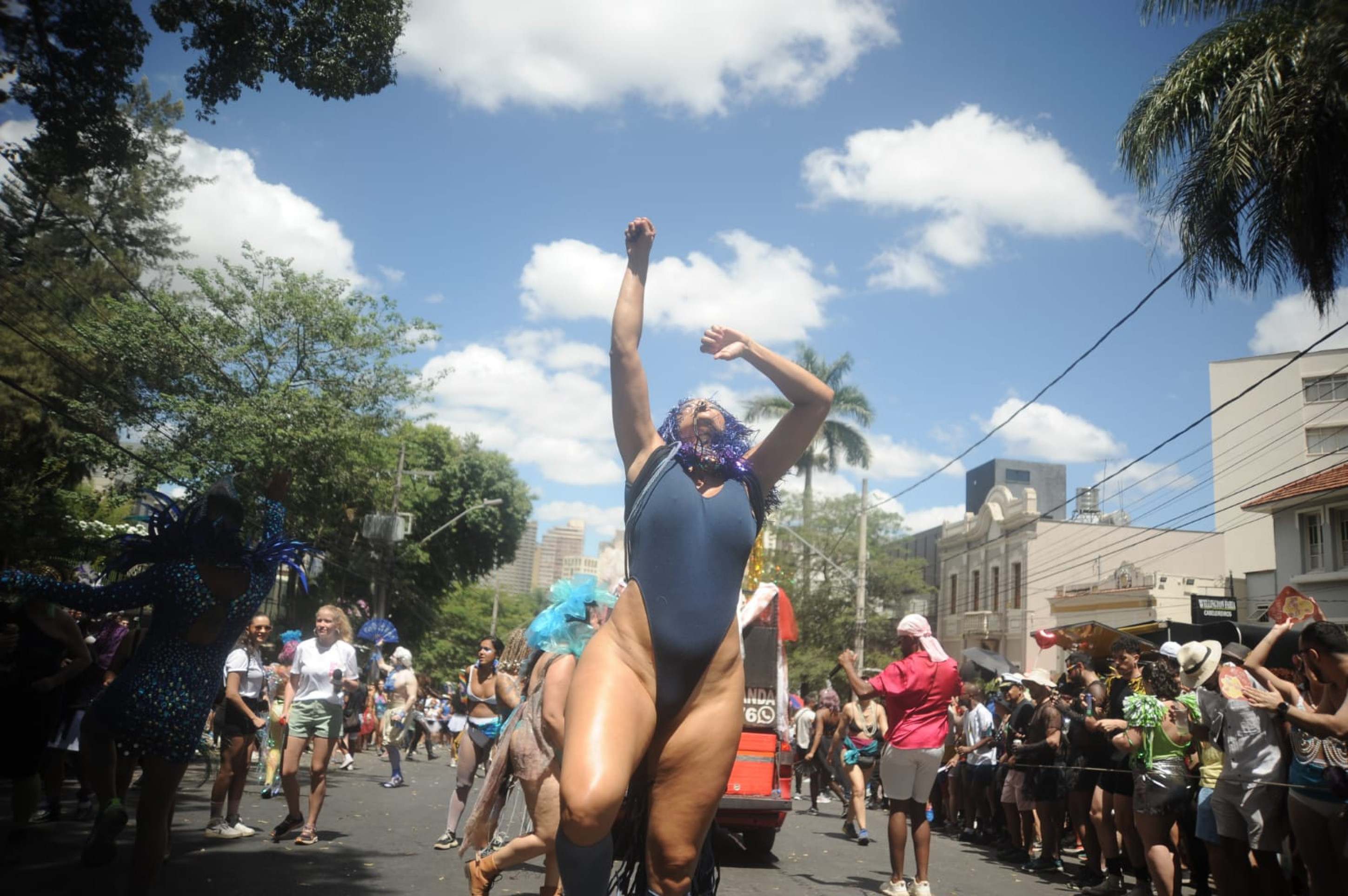 Ao som de muito axé, marchinhas e funk, o bloco desfilou pelas ruas do bairro da Região Centro-Sul e carregou uma multidão,-Alexandre Guzanshe/ E.M /D.A Press