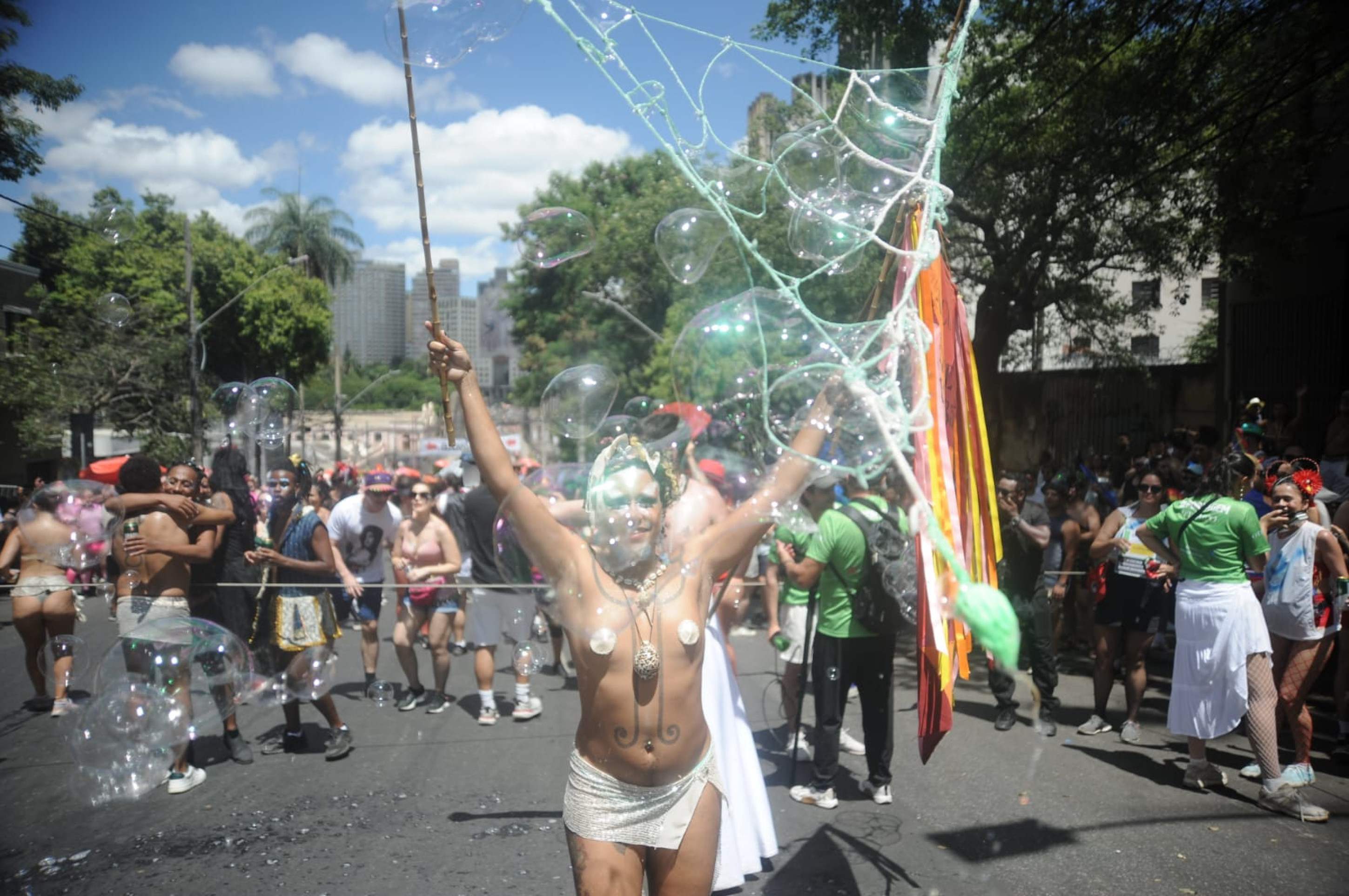Ao som de muito axé, marchinhas e funk, o bloco desfilou pelas ruas do bairro da Região Centro-Sul e carregou uma multidão-Alexandre Guzanshe/ E.M /D.A Press