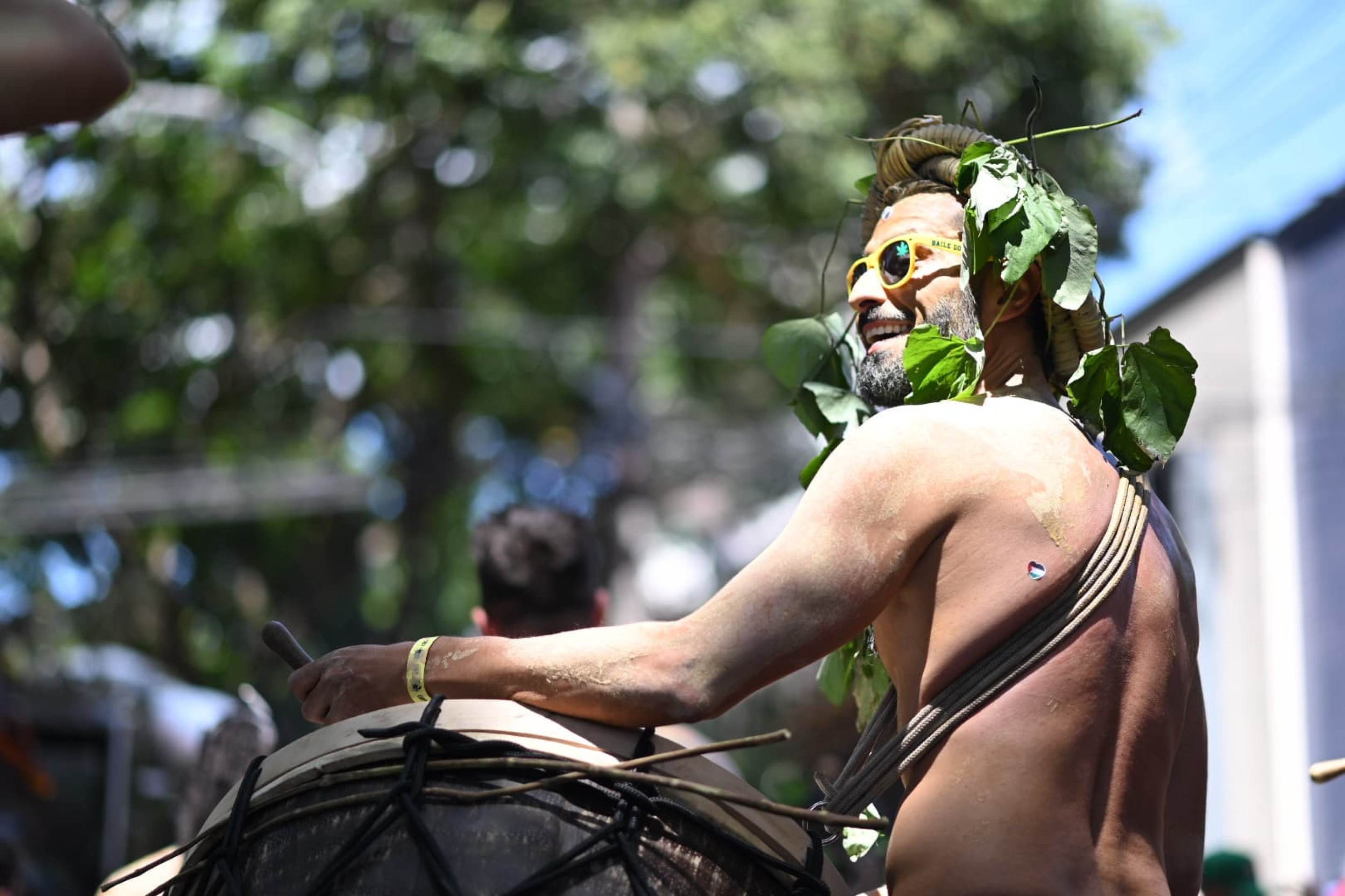 Misturando a estética cyber punk ao maracatu, o tradicional banho de lama do bloco Unidos do Barro Preto animou foliões na Avenida Augusto de Lima
