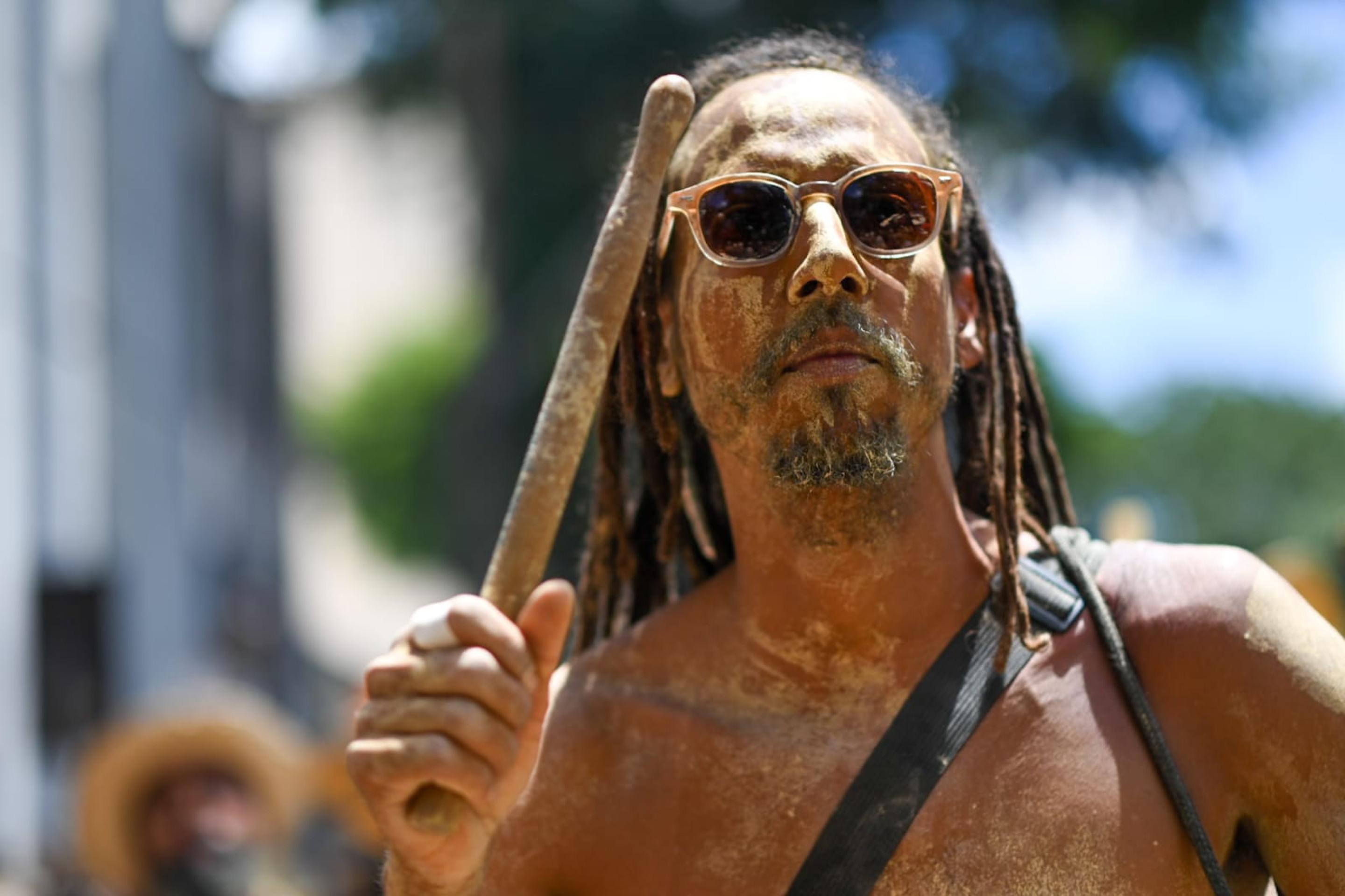 Fazendo jus ao bairro de fundação, o grupo carregou baldes com 300 quilos de barro — mistura de argila, corante e água — para os foliões se esbaldarem