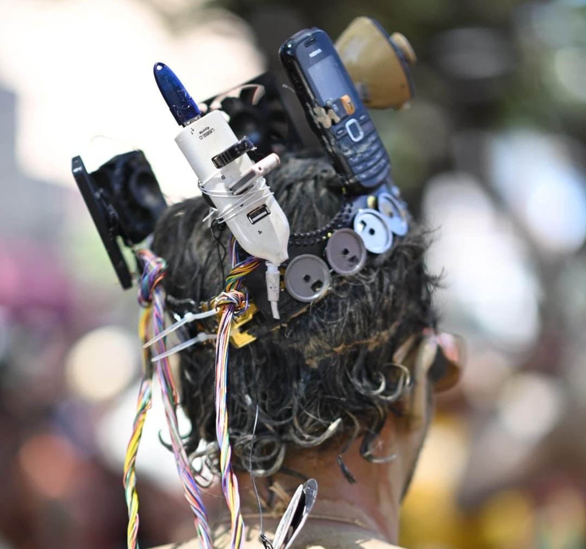 Misturando a estética cyber punk ao maracatu, o tradicional banho de lama do bloco Unidos do Barro Preto animou foliões na Avenida Augusto de Lima